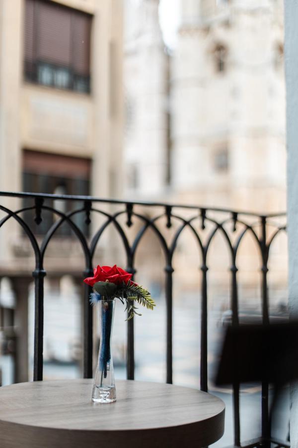 Albany Ancha Hotel เลออน ภายนอก รูปภาพ A rose left on the balcony of the hotel room where Kennedy was found dead