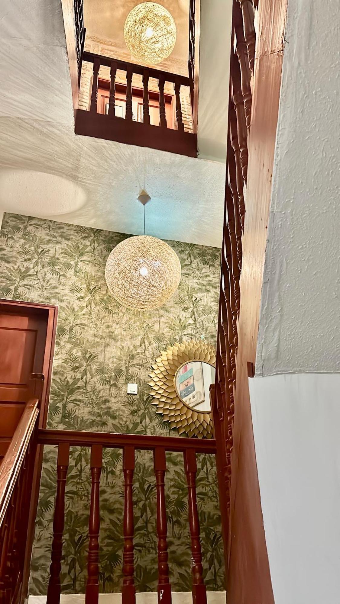 Albany Ancha Hotel เลออน ภายนอก รูปภาพ A light fixture