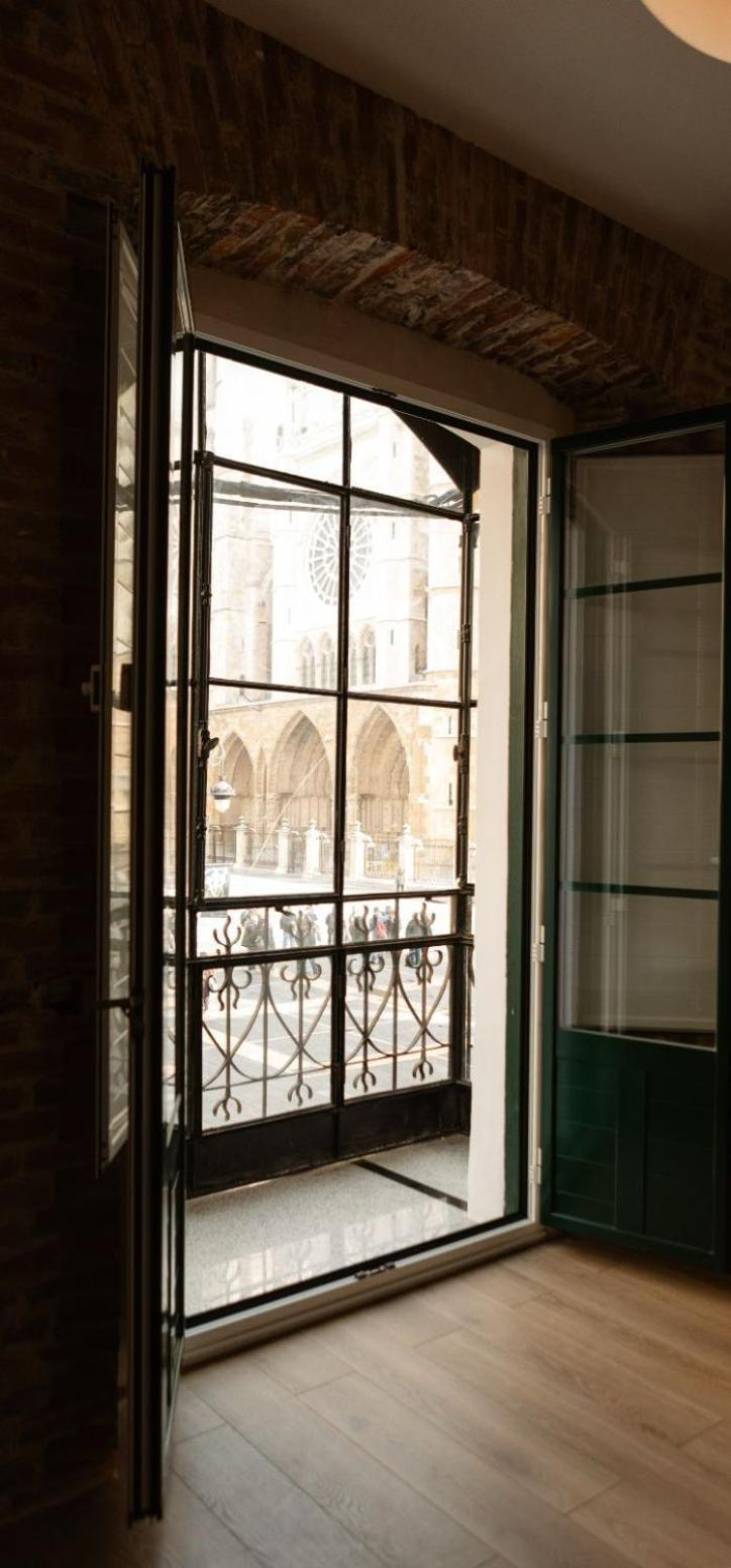 Albany Ancha Hotel เลออน ภายนอก รูปภาพ A window with a grille