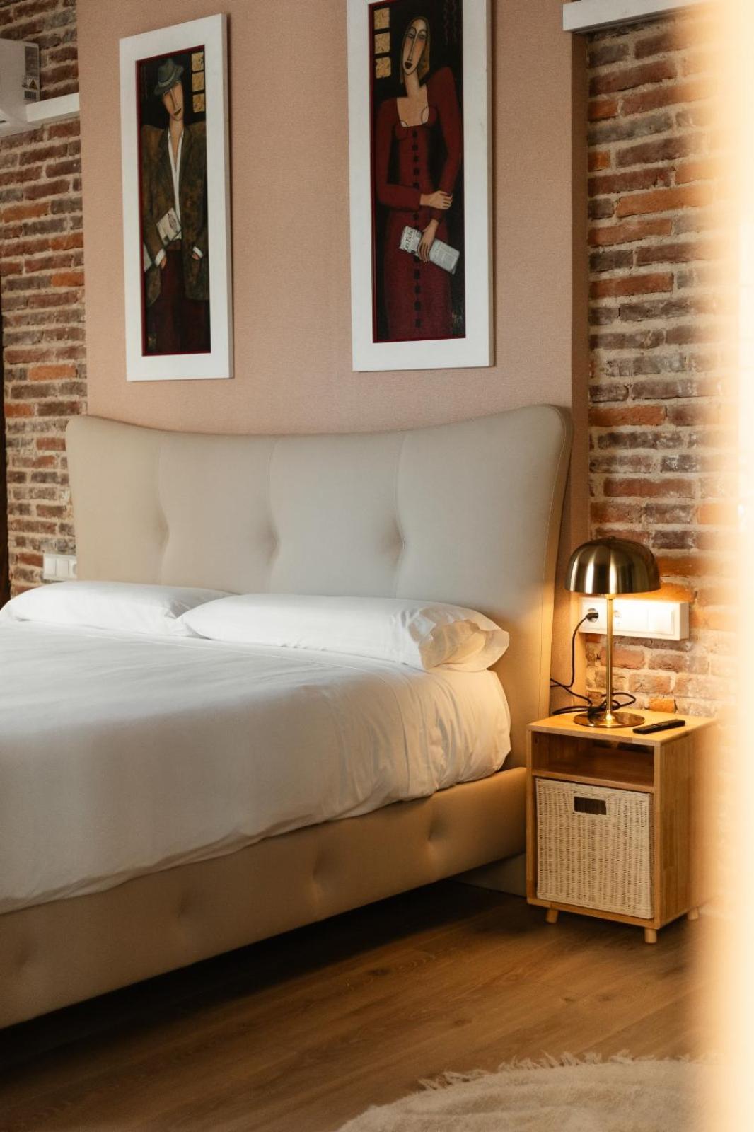 Albany Ancha Hotel เลออน ภายนอก รูปภาพ A bedside table