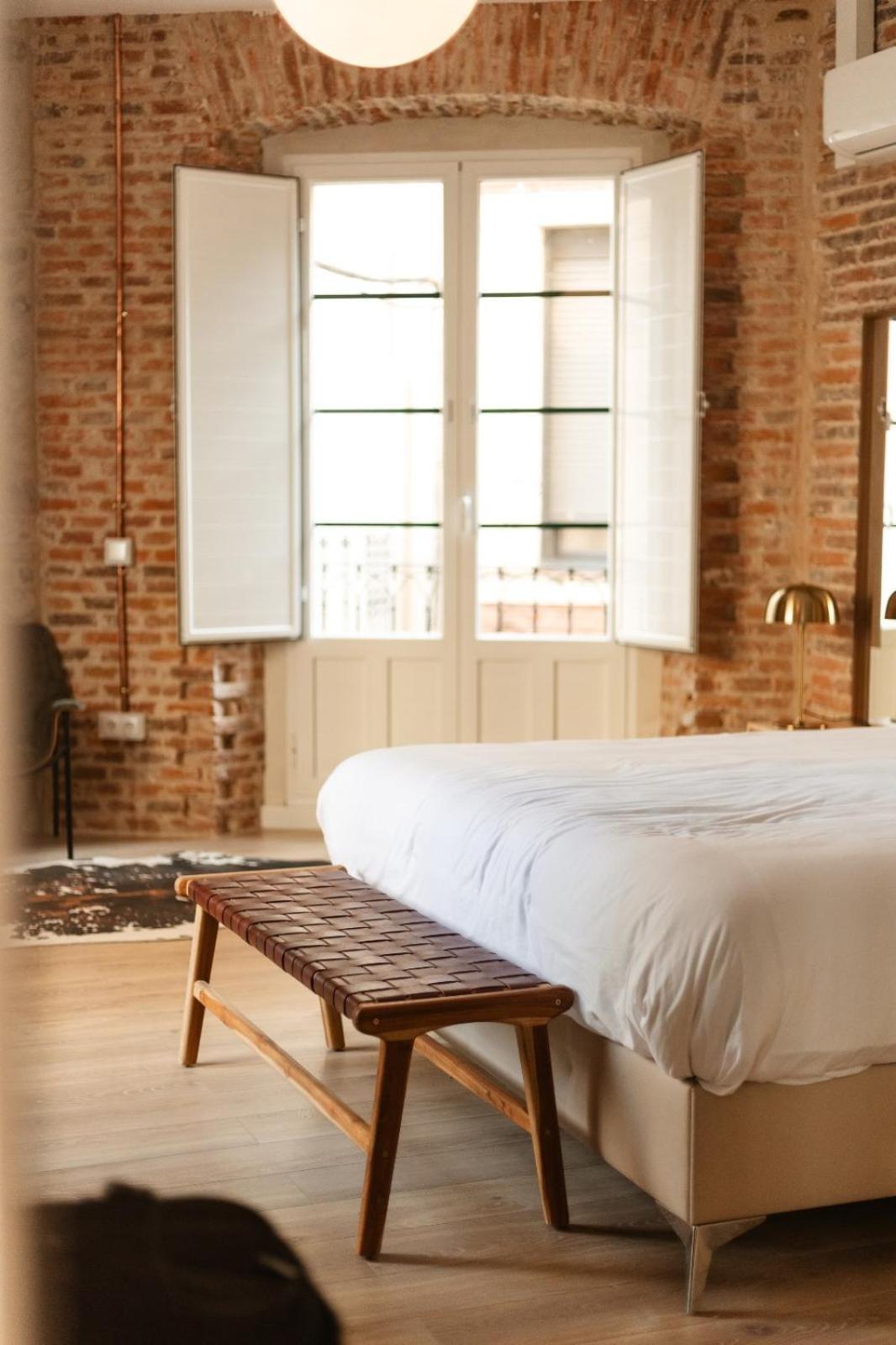 Albany Ancha Hotel เลออน ภายนอก รูปภาพ A bedroom at Hotel 927