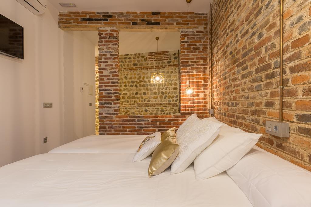 Albany Ancha Hotel เลออน ภายนอก รูปภาพ A bedroom at the hotel