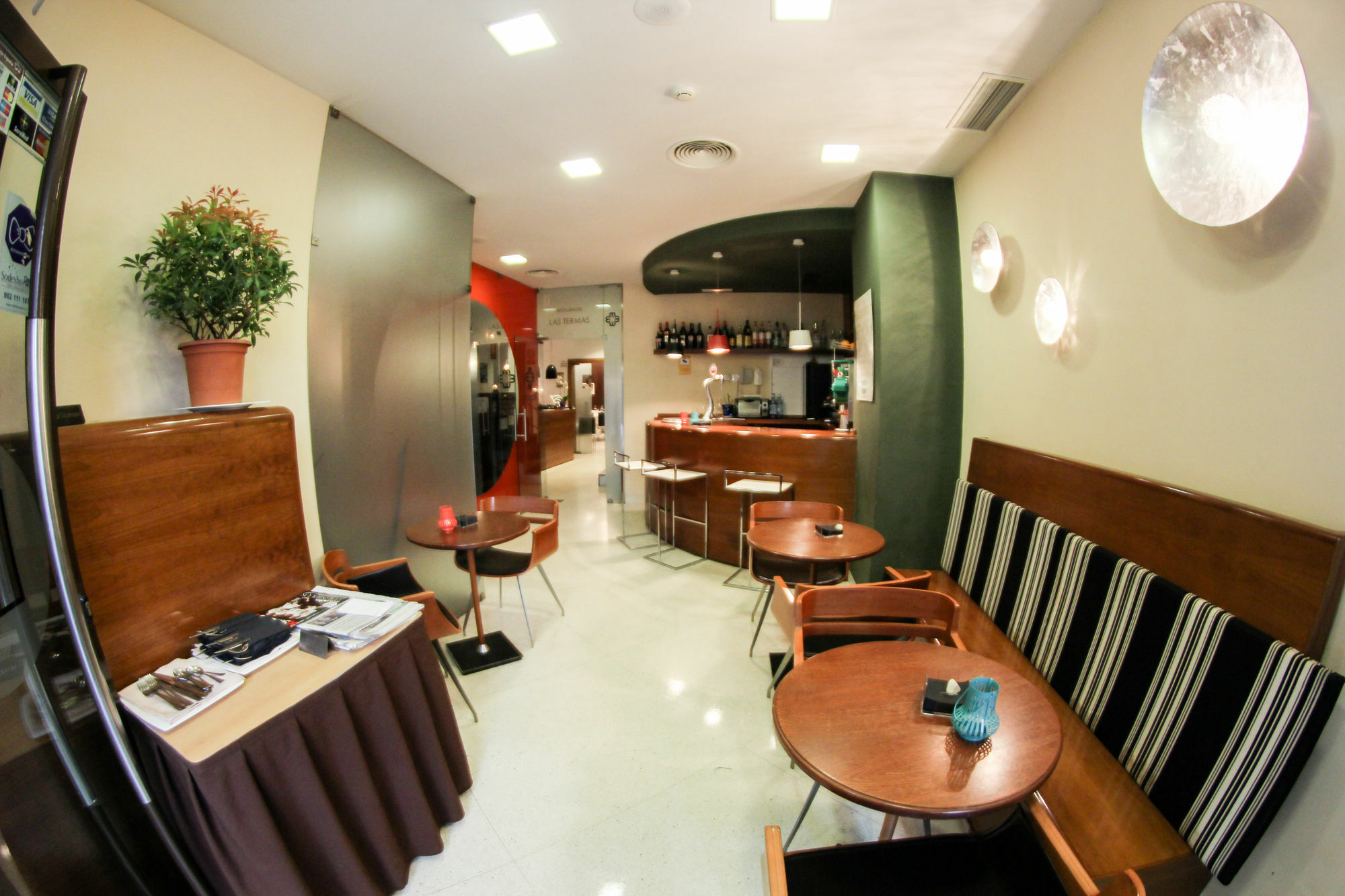 Albany Ancha Hotel เลออน ภายนอก รูปภาพ A typical hotel bar